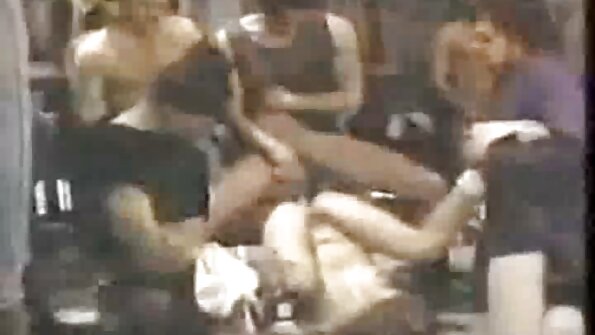Party-Girls haben einen Reverse-Gangbang in einer Limousine