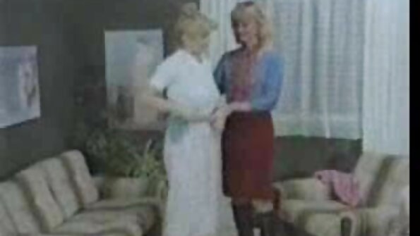 MILF mit blond gefärbten Haaren schaut dich beim Saugen an