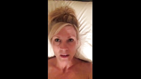 Upea MILF Cecilia saa kaksinkertaisen tunkeutumisen