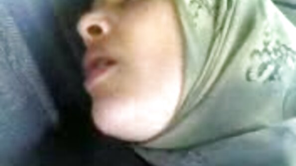 Likainen milf Rachel Adjani nauttii naapurin kukko
