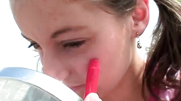 Frisky Anna Morna fickt einen Kerl in der Küche